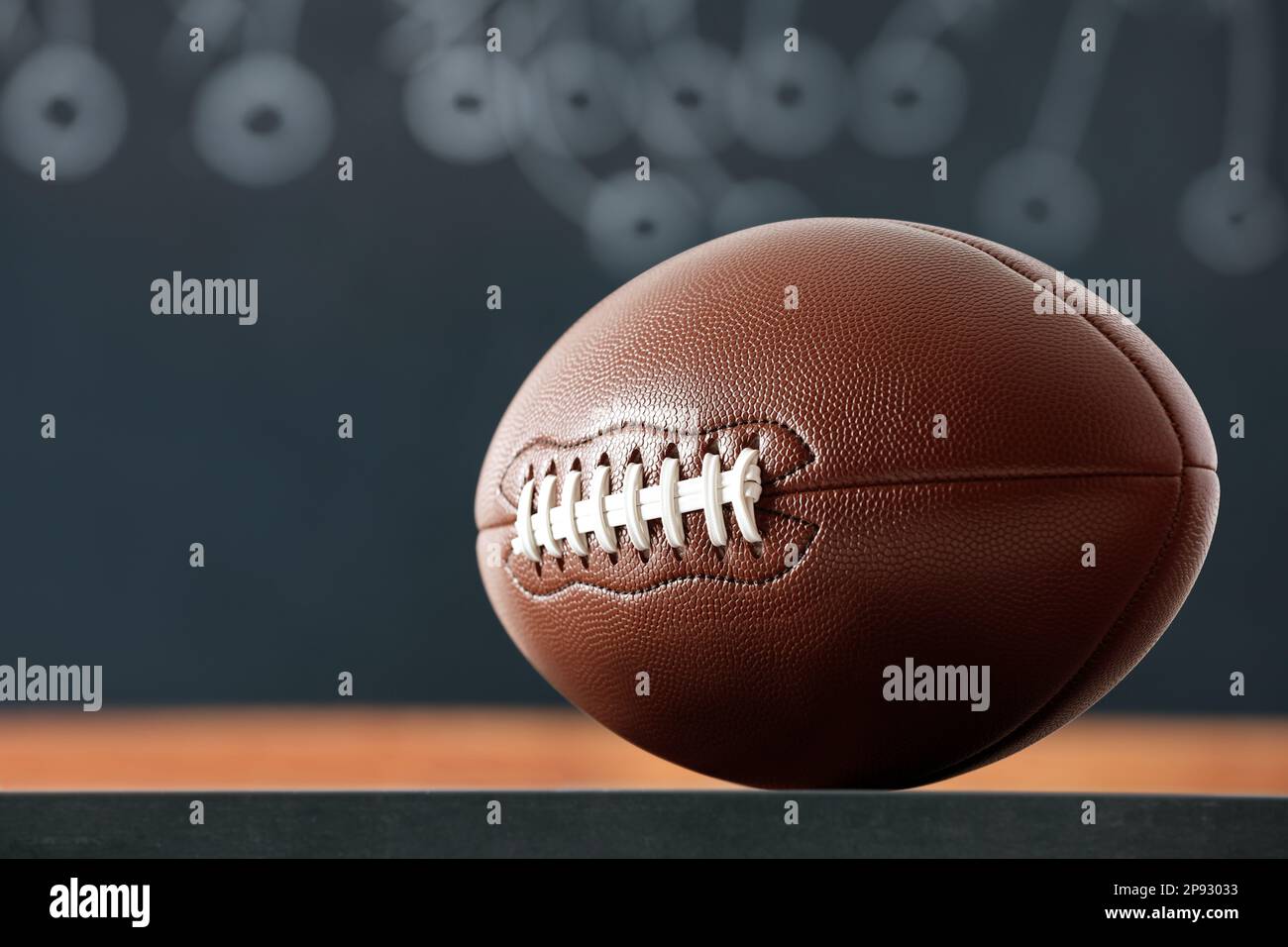Ballon de football américain contre jeu flou Banque D'Images