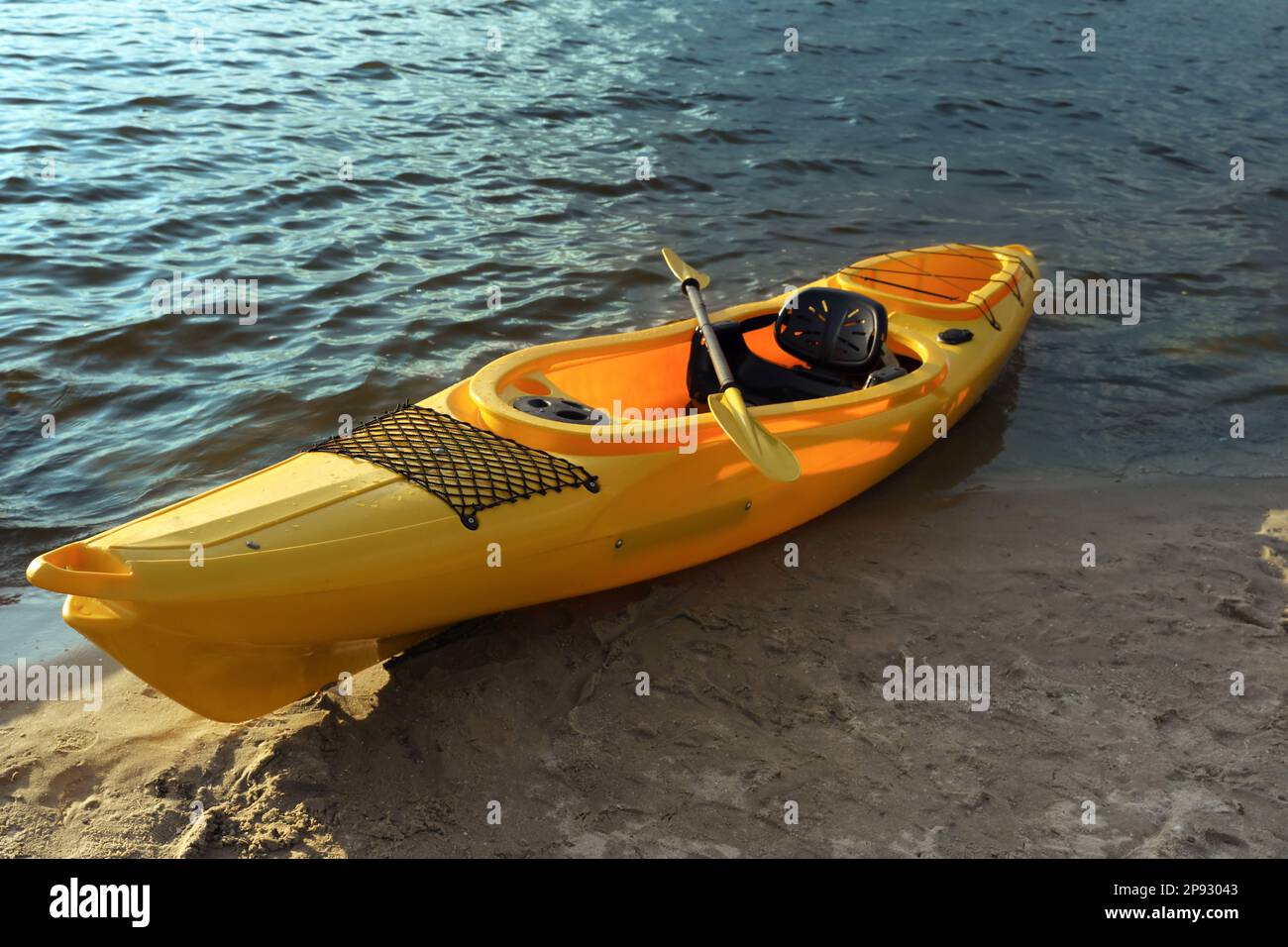 Magnifique kayak jaune moderne avec paddle sur la plage Banque D'Images Magnifique kayak jaune moderne avec paddle sur la plage Banque D'Images