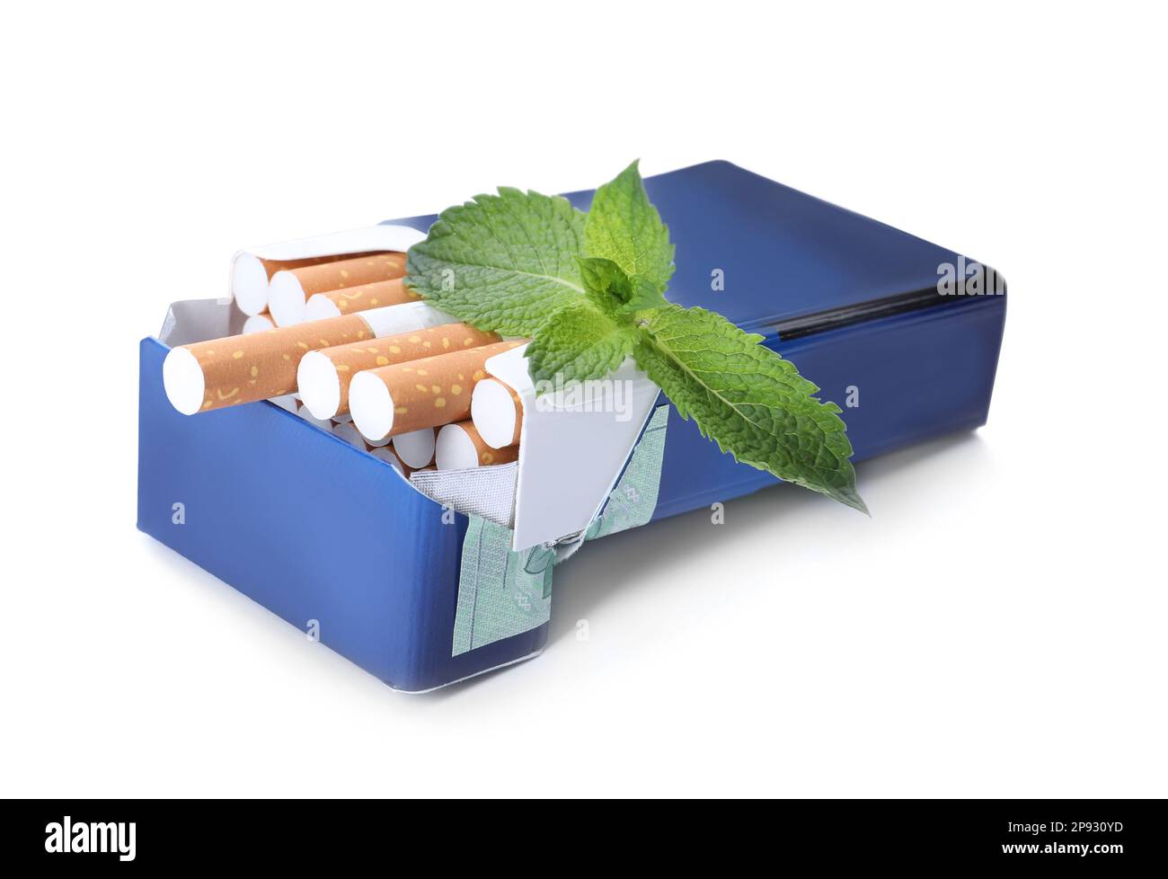 Paquet de cigarettes de menthol et de feuilles de menthe fraîche sur fond blanc Banque D'Images