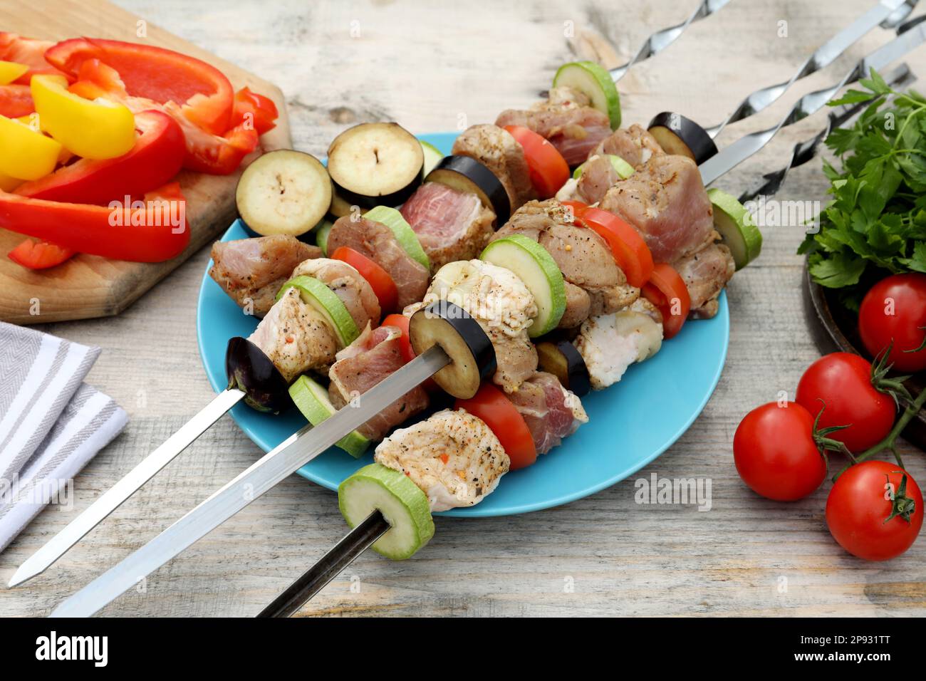 Brochettes De Métal Avec Viande Et Légumes Marinés Crus Sur Table En Bois à  L'extérieur Photo stock - Image du métal, barbecue: 232744798