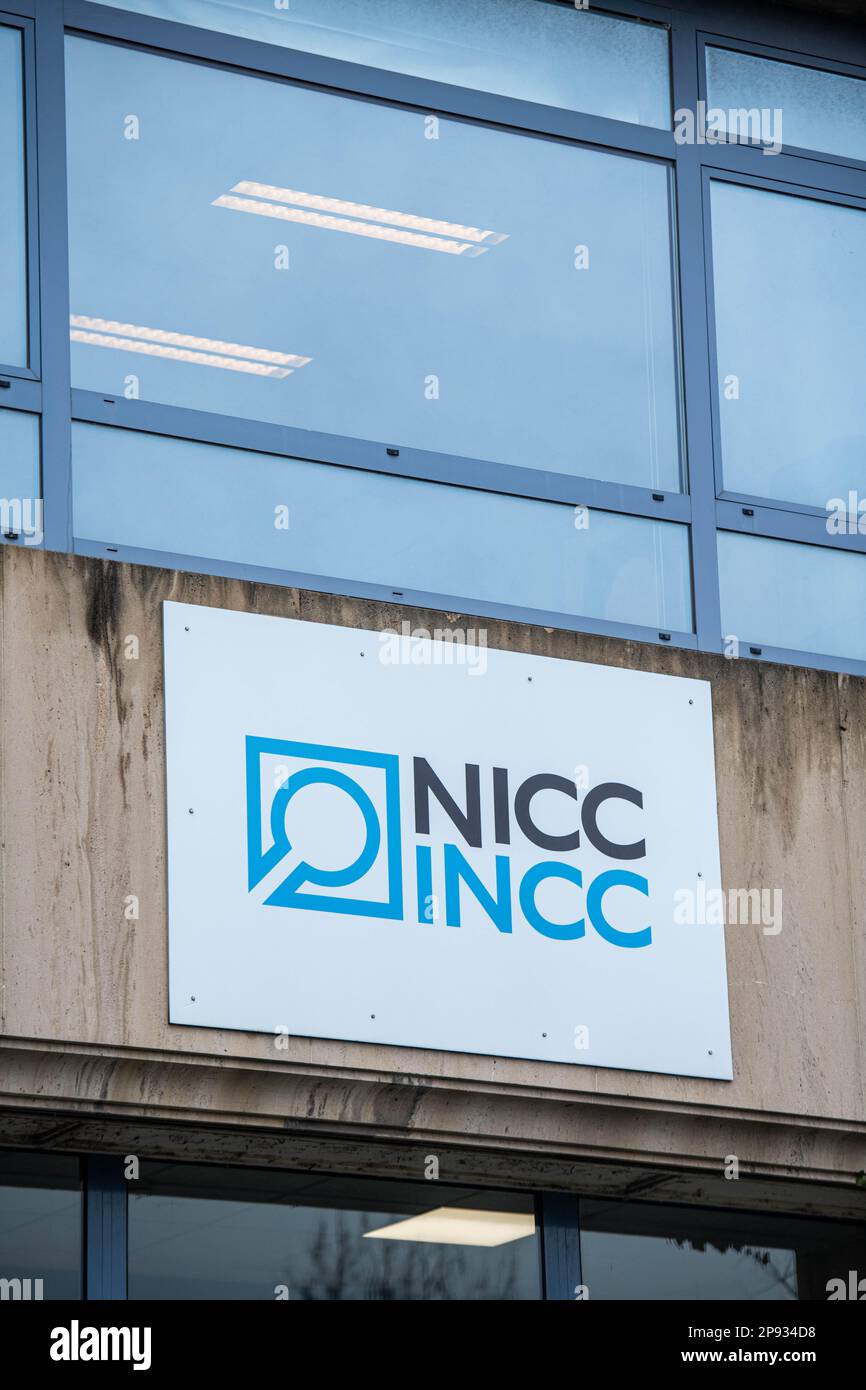 Le logo NICC - INCC illustré lors d'une visite du nouveau bâtiment de l'Institut national de criminalistique et de criminologie NICC - INCC à Bruxelles le vendredi 10 mars 2023. L'Institut utilise les technologies modernes pour résoudre les crimes. BELGA PHOTO JONAS ROOSENS Banque D'Images