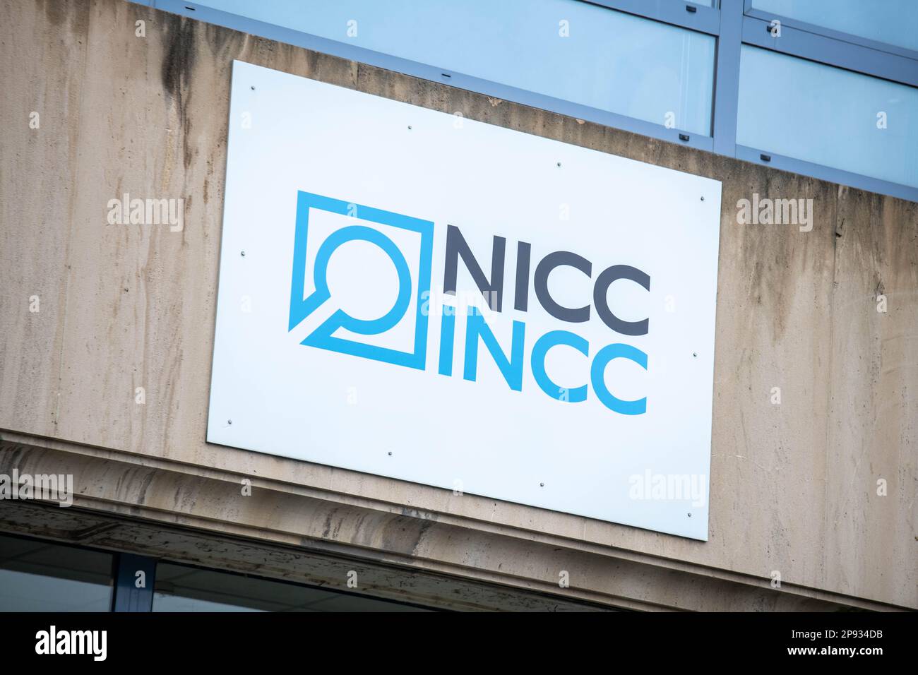 Le logo NICC - INCC illustré lors d'une visite du nouveau bâtiment de l'Institut national de criminalistique et de criminologie NICC - INCC à Bruxelles le vendredi 10 mars 2023. L'Institut utilise les technologies modernes pour résoudre les crimes. BELGA PHOTO JONAS ROOSENS Banque D'Images
