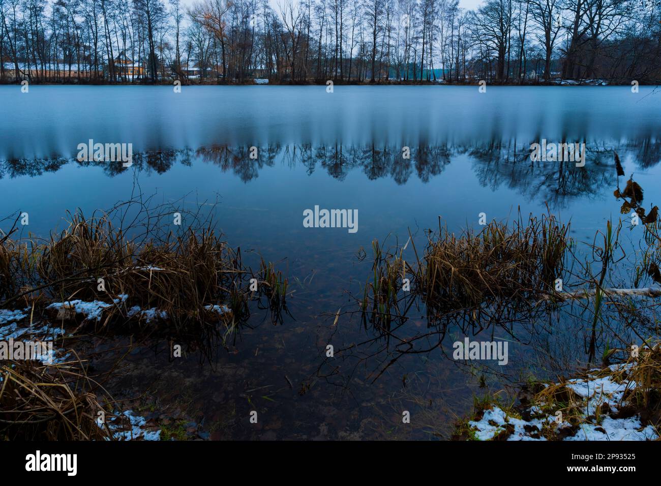 Petit lac en hiver, partiellement gelé, réflexions d'eau Banque D'Images