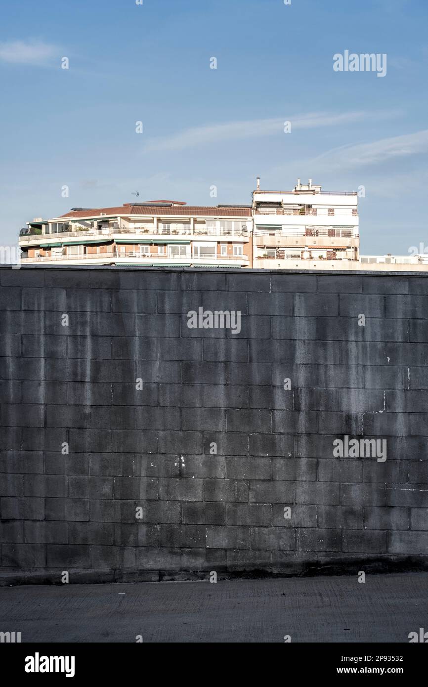 Mur de briques grises dans un paysage urbain Banque D'Images