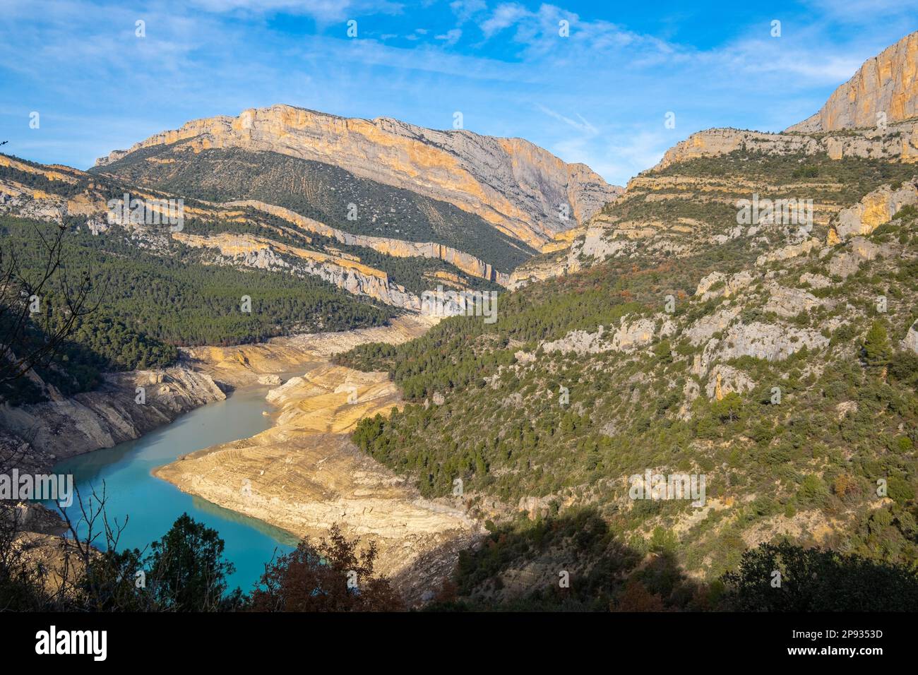 Vue panoramique de la rivière Noguera Ribagorzana et de la gorge de MontrBEI dans la zone naturelle protégée de Montsec dans la province de Lleida en Catalogne Espagne Banque D'Images