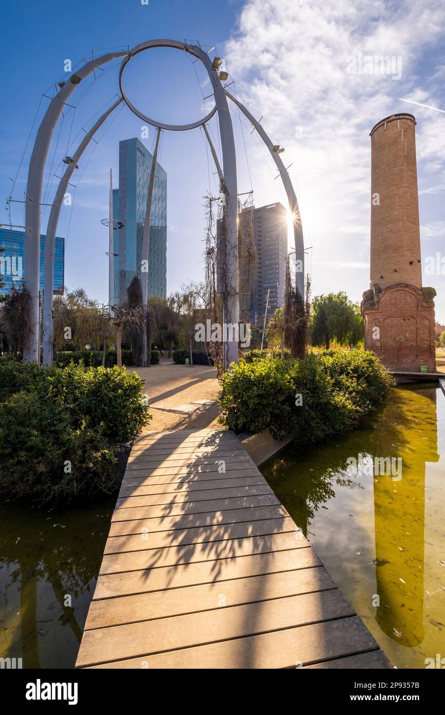 Paysage urbain avec de grands immeubles de bureaux et de finances modernes en face du parc du quartier Poble Nou dans la ville de Barcelone en Espagne Banque D'Images