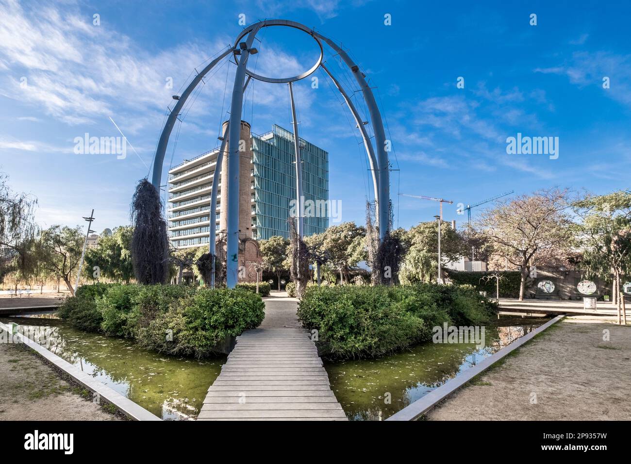 Paysage urbain avec de grands immeubles de bureaux et de finances modernes en face du parc du quartier Poble Nou dans la ville de Barcelone en Espagne Banque D'Images