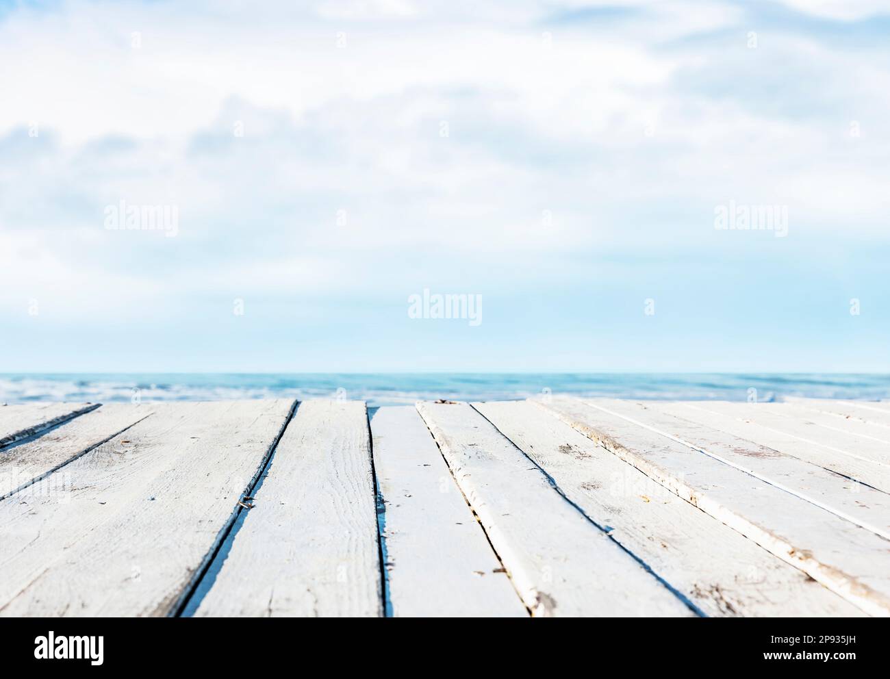 Terrasse en bois blanc en face de la mer bleue Banque D'Images