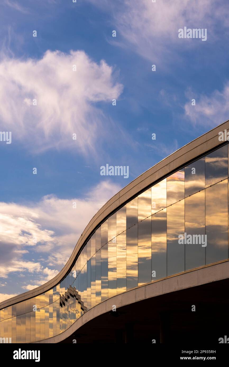 Coucher de soleil dans les fenêtres d'un bâtiment Banque D'Images