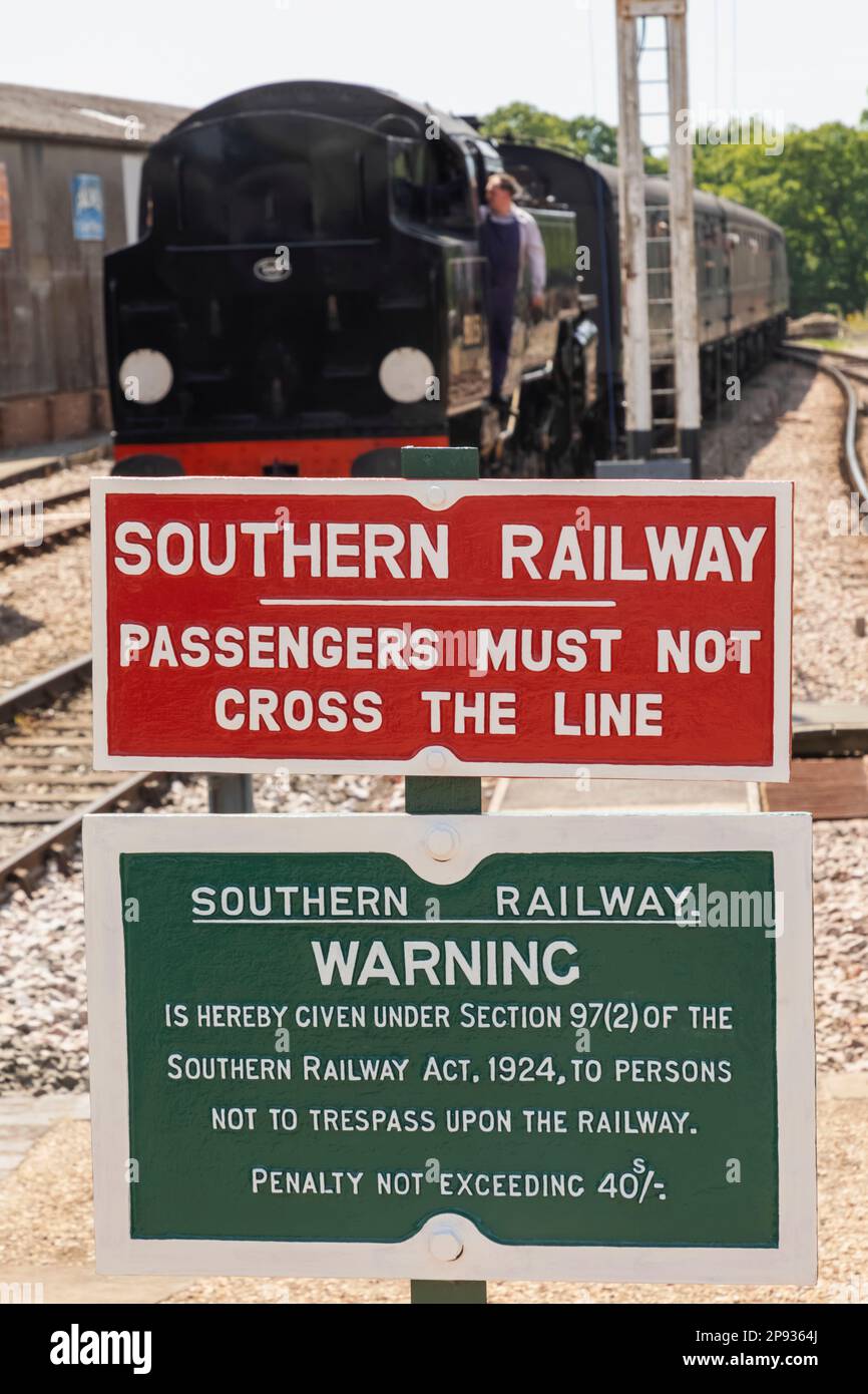 Angleterre, Sussex, Bluebell Railway, Horsted Keynes Station, Vintage Southern Railways Avertissement Banque D'Images