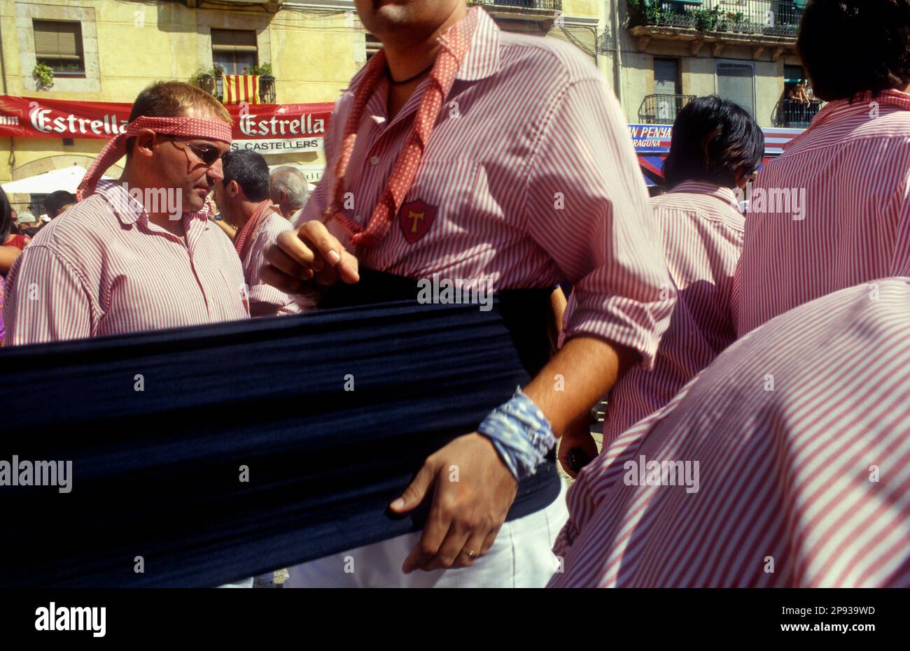 Xiquets de Tarragone se préparant à construire des tours humaines.'Castellers' est une tradition catalane. Plaça de la font.Tarragone,Catalogne, Espagne Banque D'Images