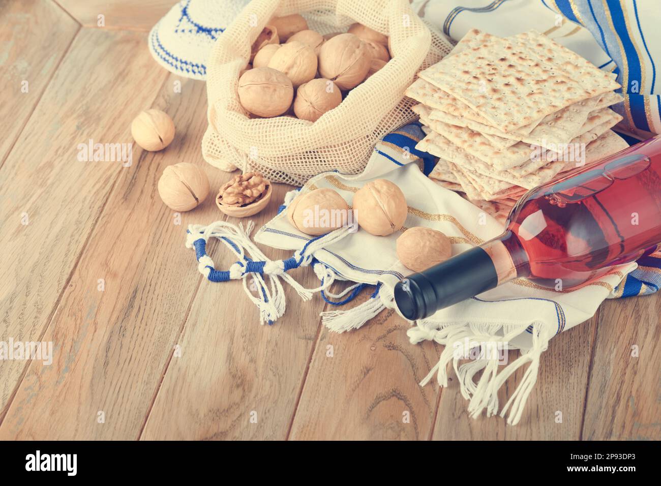 Concept de célébration de la Pâque. Matzah, casher rouge et noyer. Pain traditionnel juif matzah, kippah et talle sur fond de bois ancien. Passo Banque D'Images