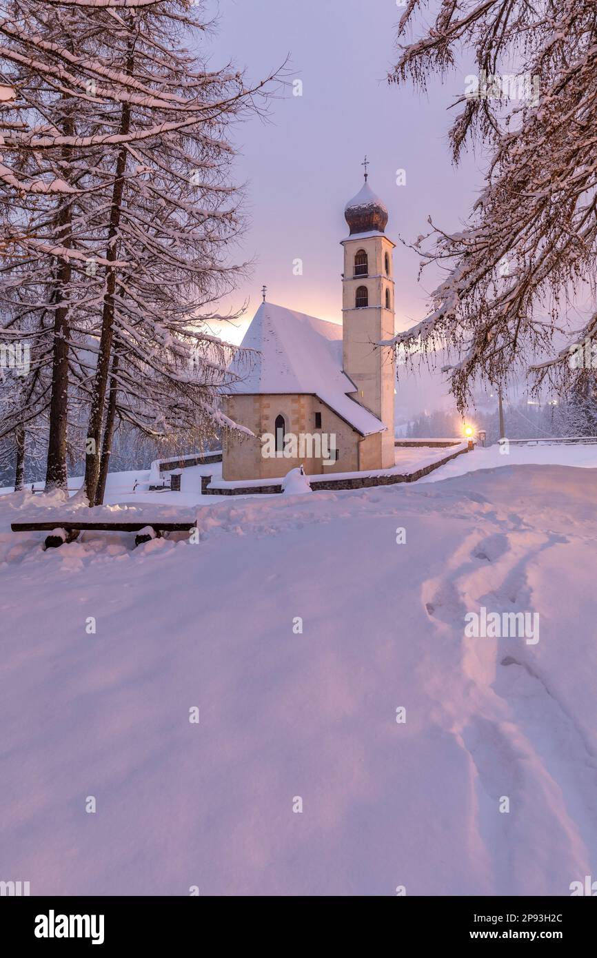 Italie, Vénétie, province de Belluno, Selva di Cadore, l'ancienne église gothique de Santa Fosca en hiver, Dolomites Banque D'Images