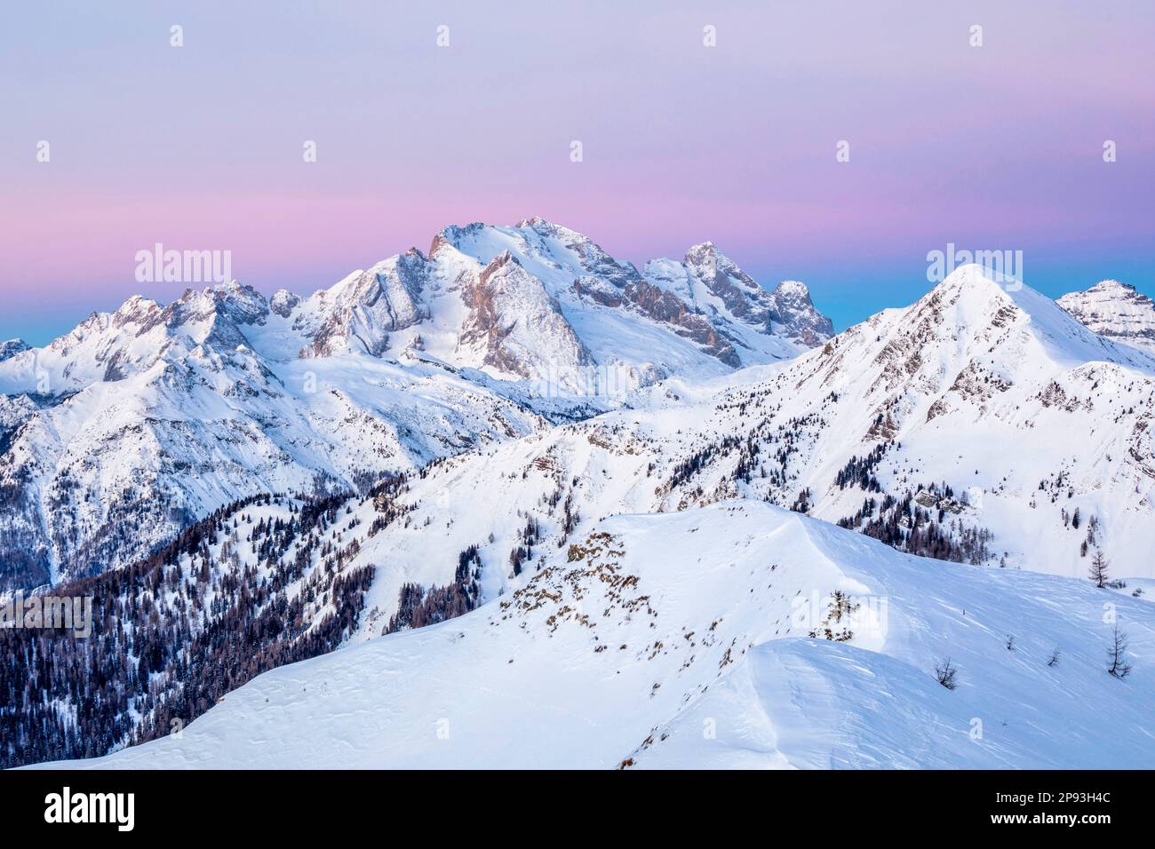 Italie, Vénétie, province de Belluno, Colle Santa Lucia, collines enneigées près de Passo Giau avec le Mont pore et Marmolada en arrière-plan, Dolomites Banque D'Images