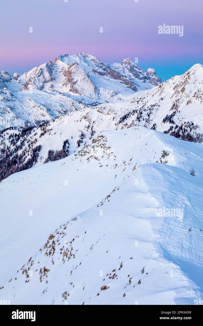 Italie, Vénétie, province de Belluno, Colle Santa Lucia, collines enneigées près de Passo Giau avec le Mont pore et Marmolada en arrière-plan, Dolomites Banque D'Images
