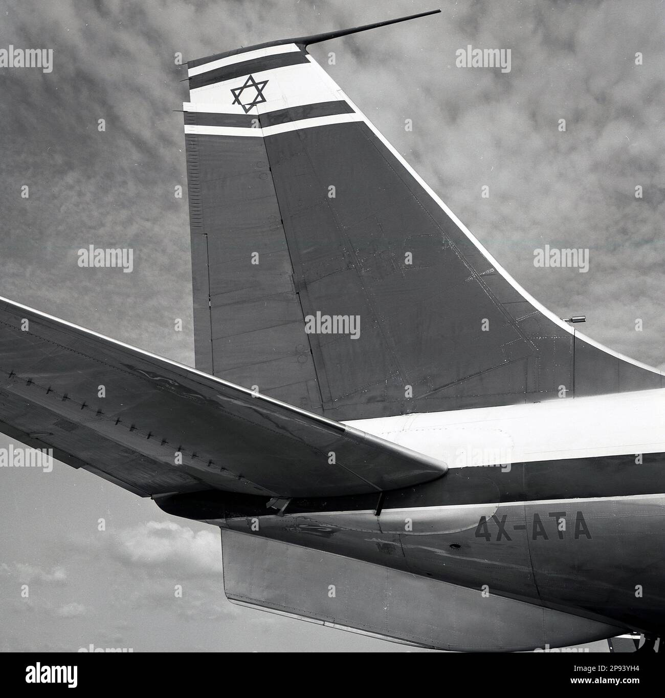 1960s, historique, avion d'atterrissage de l'avion à réaction d'Israel Airlines. Un Boeing 707-458 (immatriculé 4X-ATA) stationné à l'aéroport de Londres, en Angleterre, au Royaume-Uni. Le logo de la compagnie aérienne, connu sous le nom d'El AL, sur l'avion arrière-plan. Le premier vol de l'avion a eu lieu le 1961 avril. Banque D'Images
