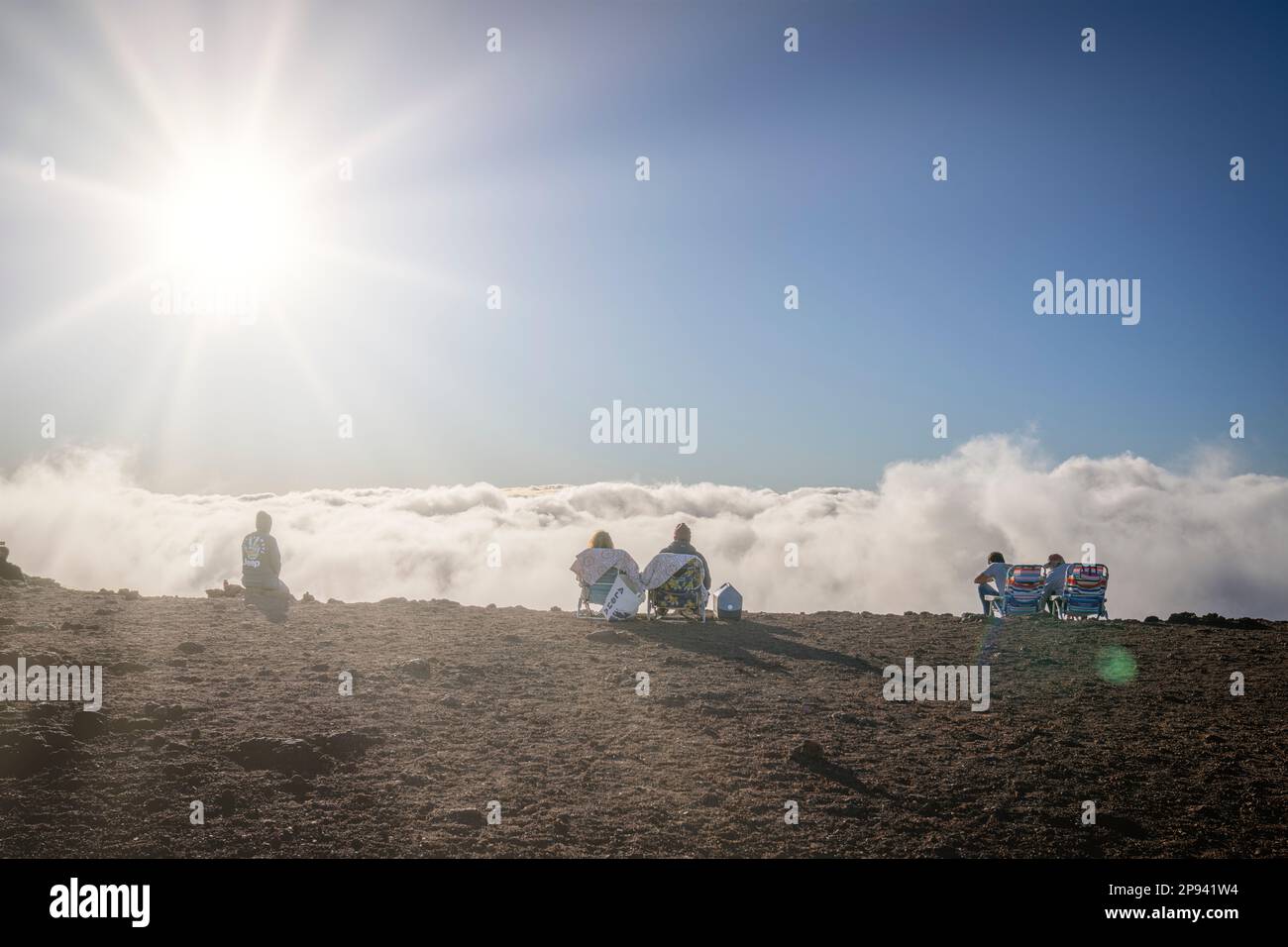 Plusieurs personnes admirent le coucher du soleil sur le sommet de Haleakala, parc national de Haleakala, Maui, Hawaii, États-Unis, Polynésie, Océanie Banque D'Images