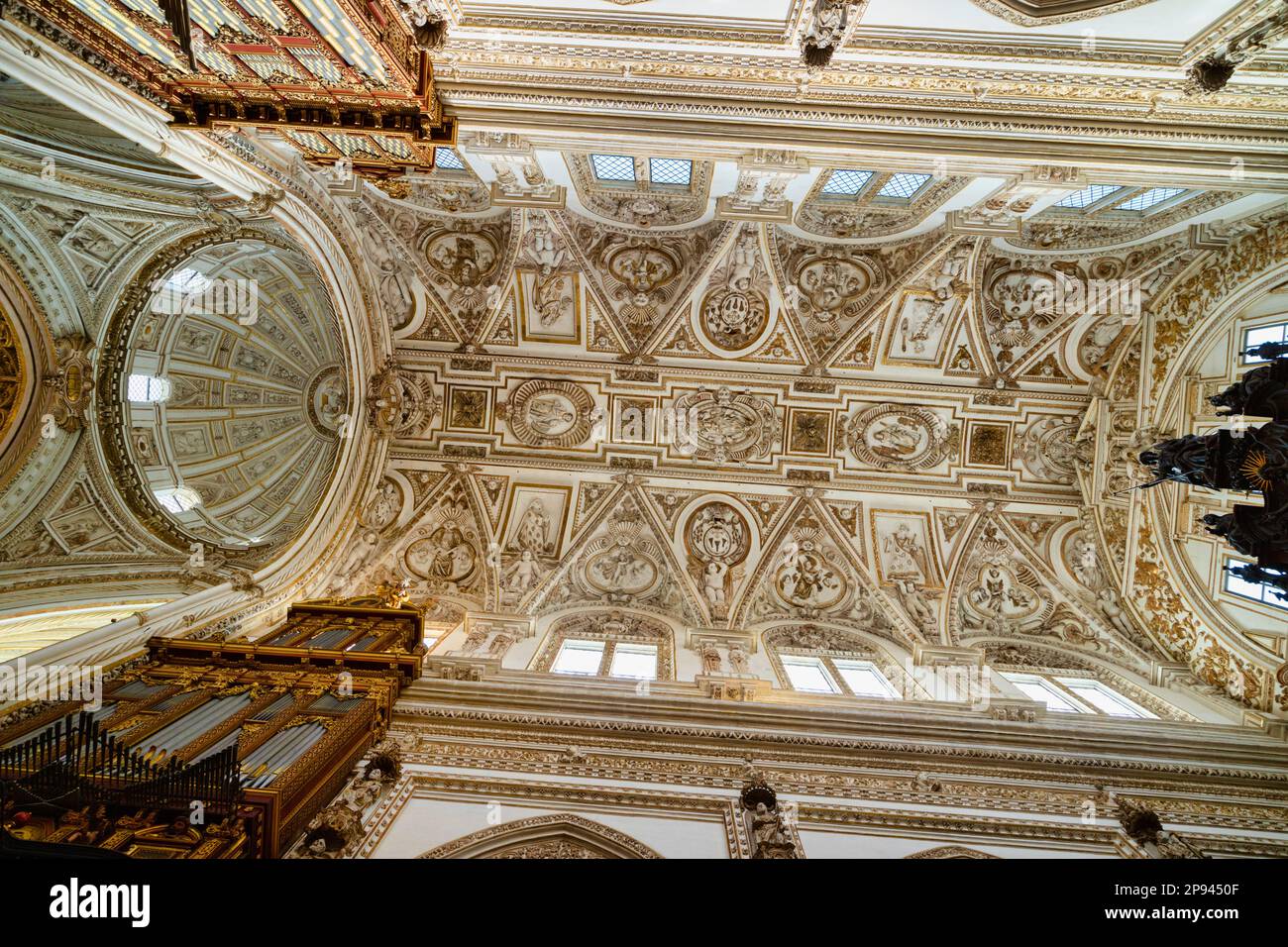 Plafond et dôme de la cathédrale de la Renaissance de notre-Dame de l'Assomption construite au centre de la Grande Mosquée de Cordoue ou de la Mezquita, Cordoue Banque D'Images