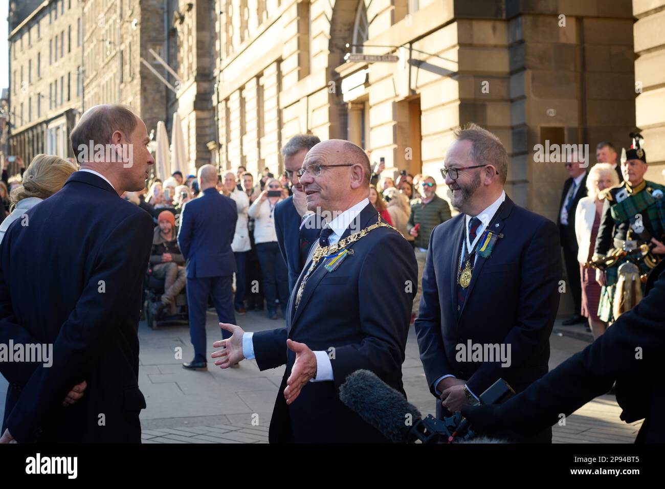 Edinburgh, Écosse, Royaume-Uni, 10 mars 2023. Robert Aldridge Lord Provost, de la ville d'Édimbourg, accueille le nouveau duc d'Édimbourg Prince Edward et la duchesse d'Édimbourg Sophie lorsqu'ils arrivent à la Chambre de ville sur le Royal Mile. credit sst/alamy nouvelles en direct Banque D'Images