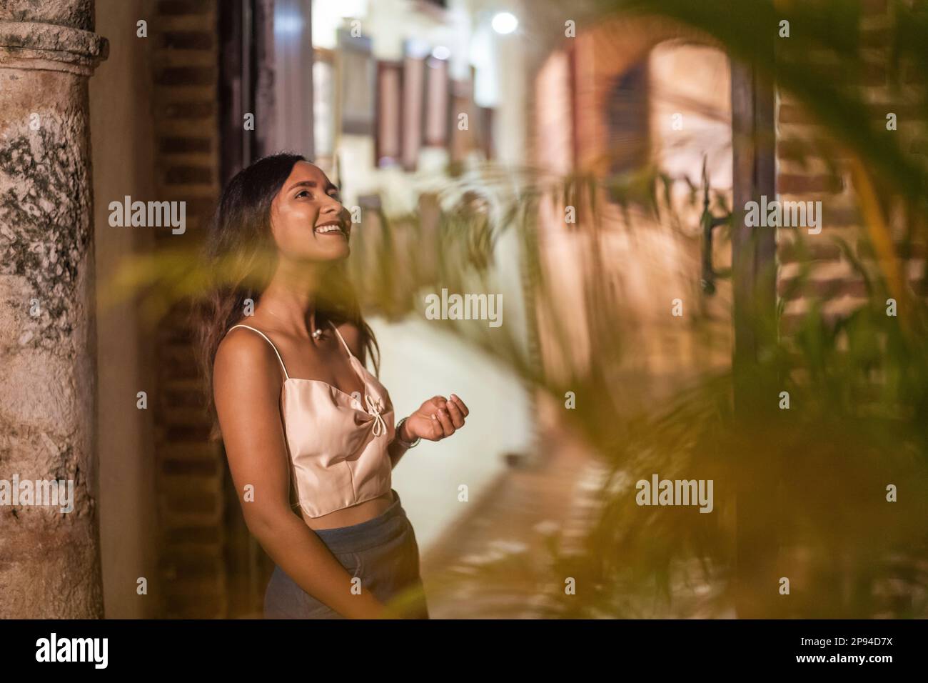 Amérique du Nord, Caraïbes, Grande Antilles, Île d'Hispaniola, République dominicaine, Santo Domingo, jeune femme dans la cour de l'hôtel El Beaterio Casa Museo dans la vieille ville de Santo Domingo Banque D'Images