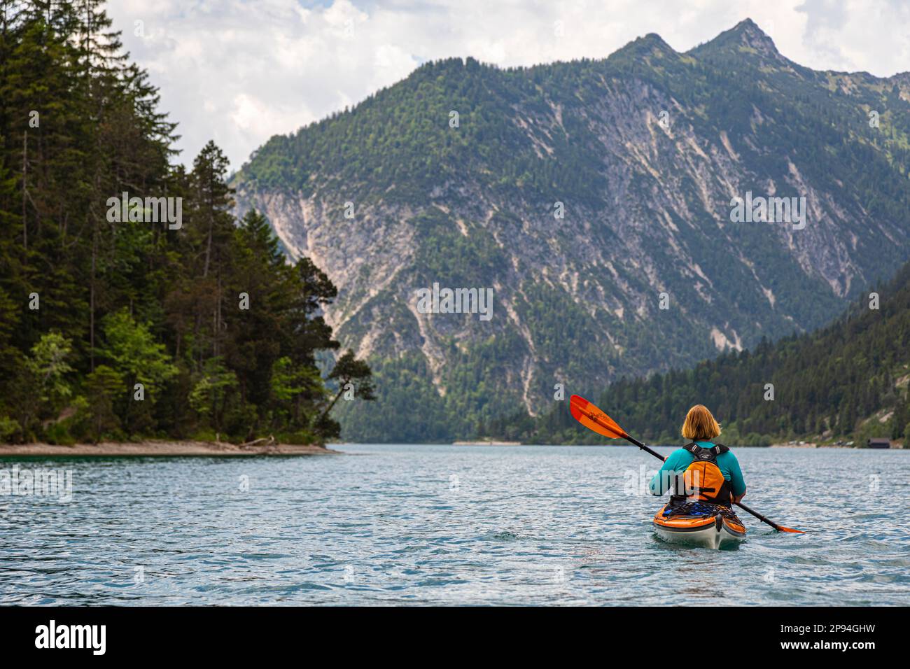 Kayak de mer sur le lac Heiterwanger. Banque D'Images