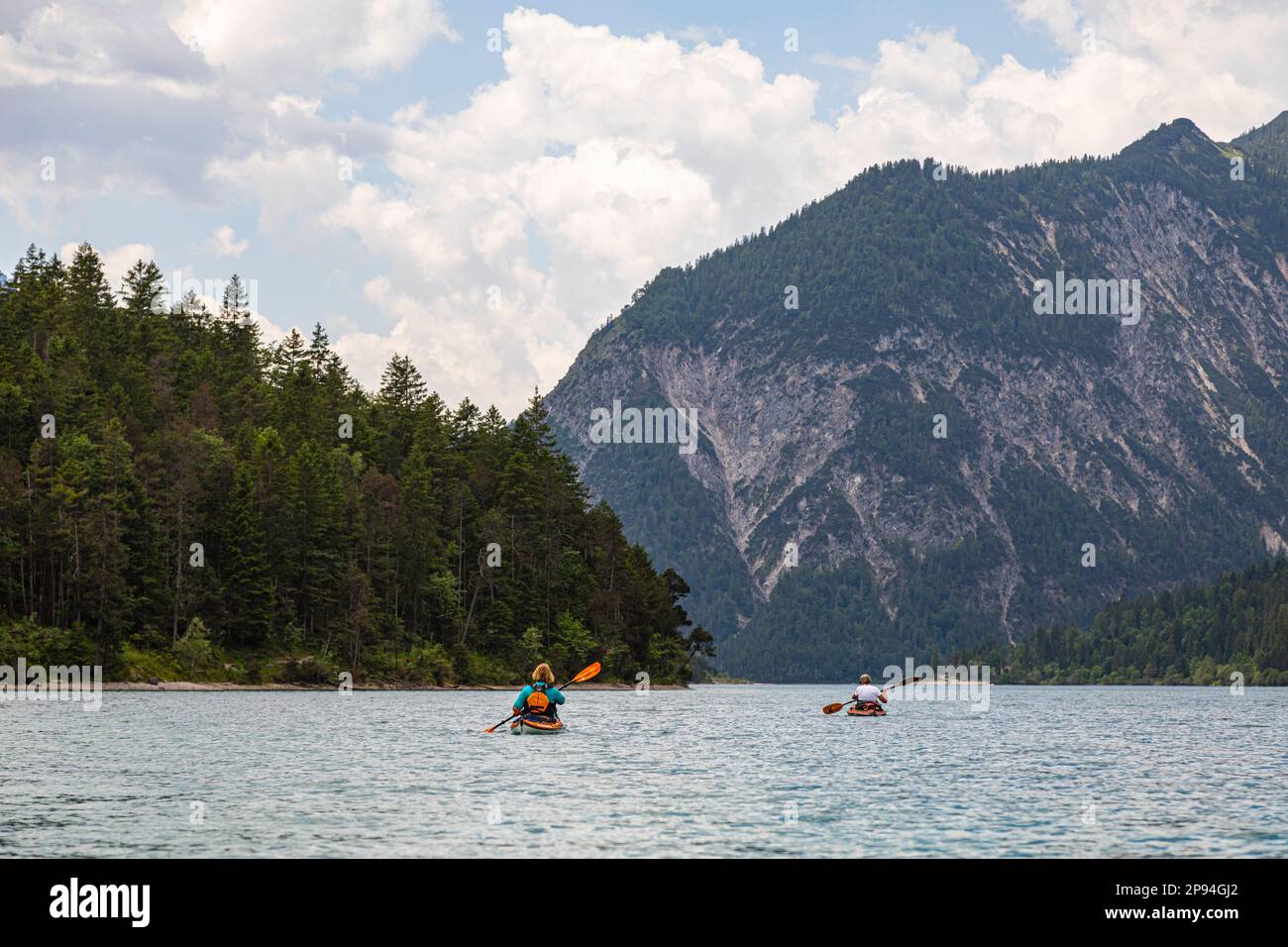 Kayak de mer sur le lac Heiterwanger. Banque D'Images