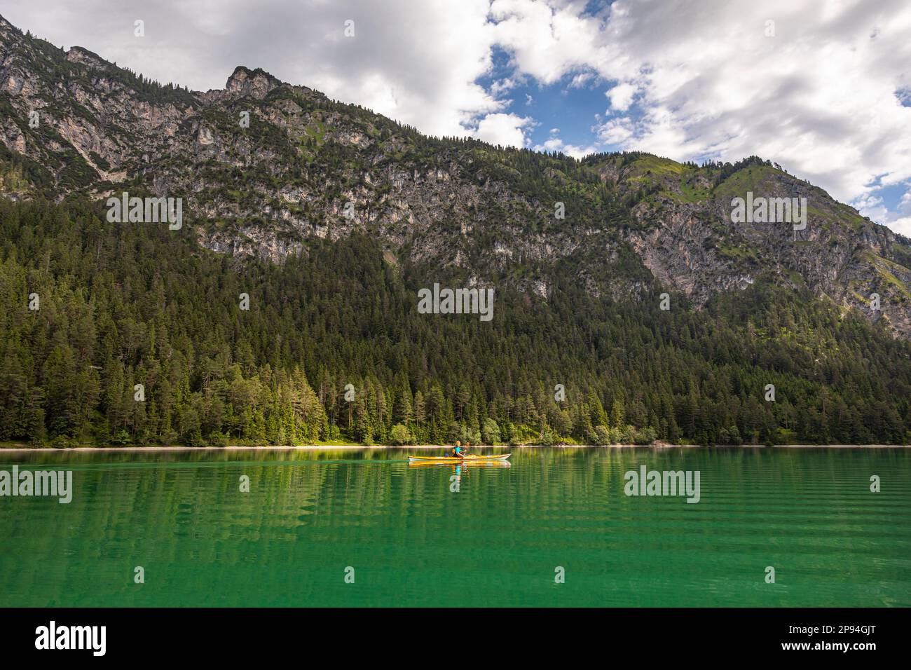 Kayak de mer sur le lac Heiterwanger. Banque D'Images