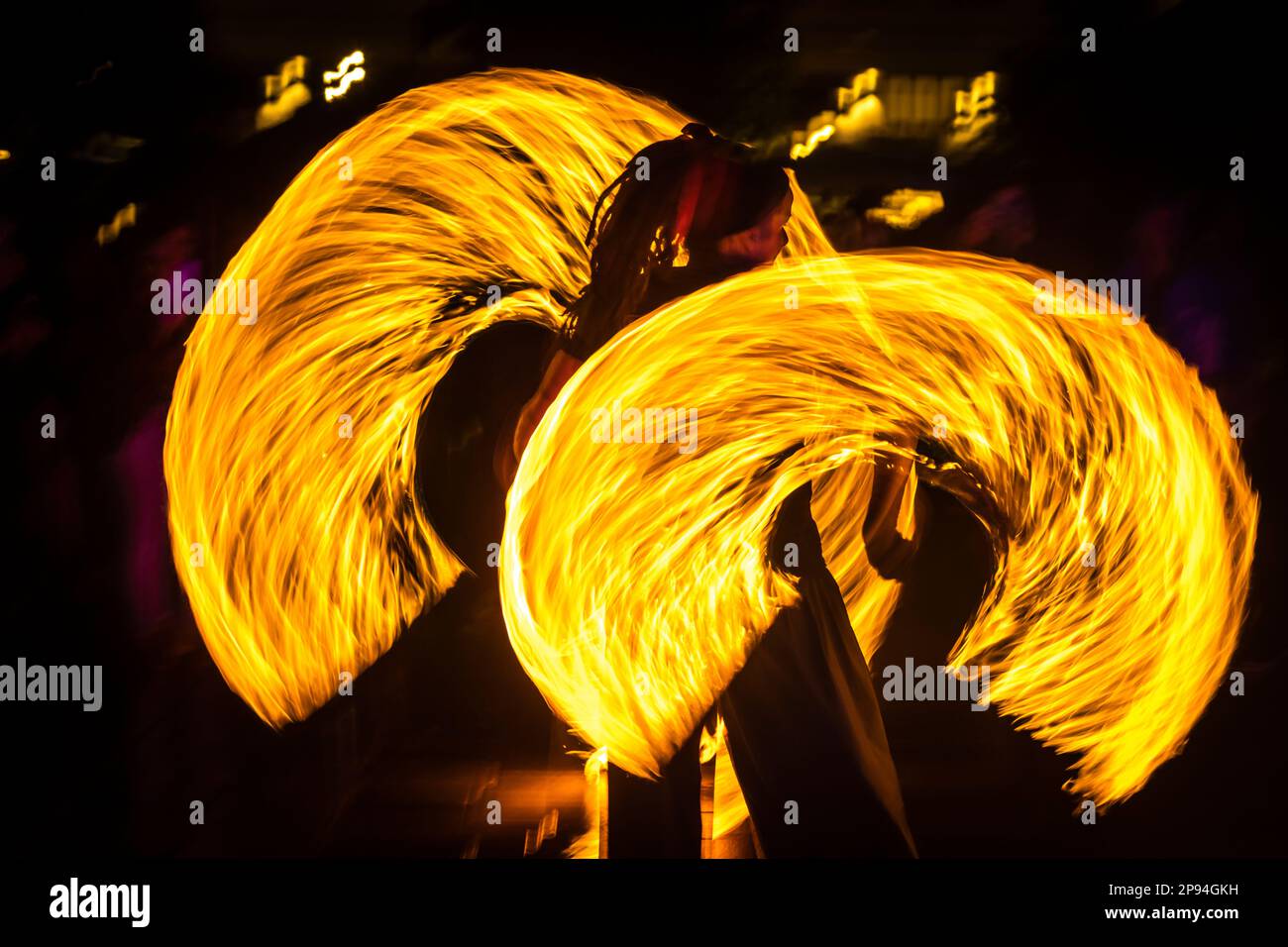 Spectacle de rue la nuit avec feu. Banque D'Images