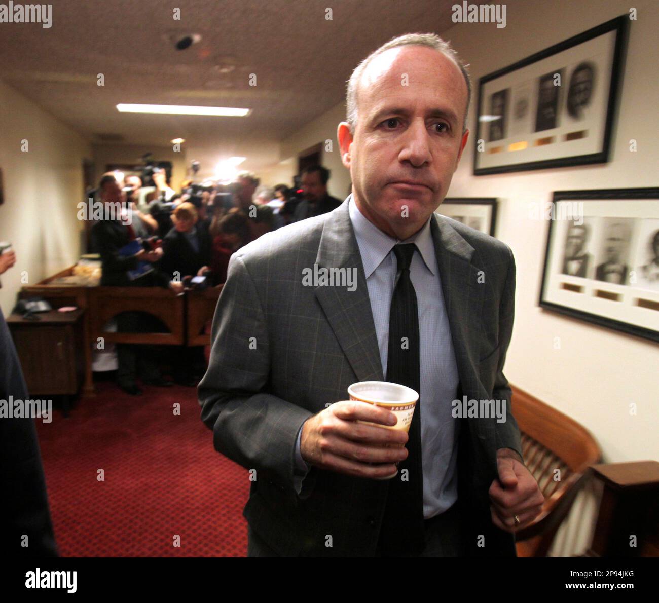 State Senate President Pro Tem Darrell Steinberg, D-Sacramento, leaves a group of reporters after a brief news conference at the Capitol in Sacramento, Calif., Monday, Feb. 16, 2009. State lawmakers are once again planning to vote on a stalled state budget plan that has fallen one vote shy of passing. (AP Photo/Rich Pedroncelli) Banque D'Images