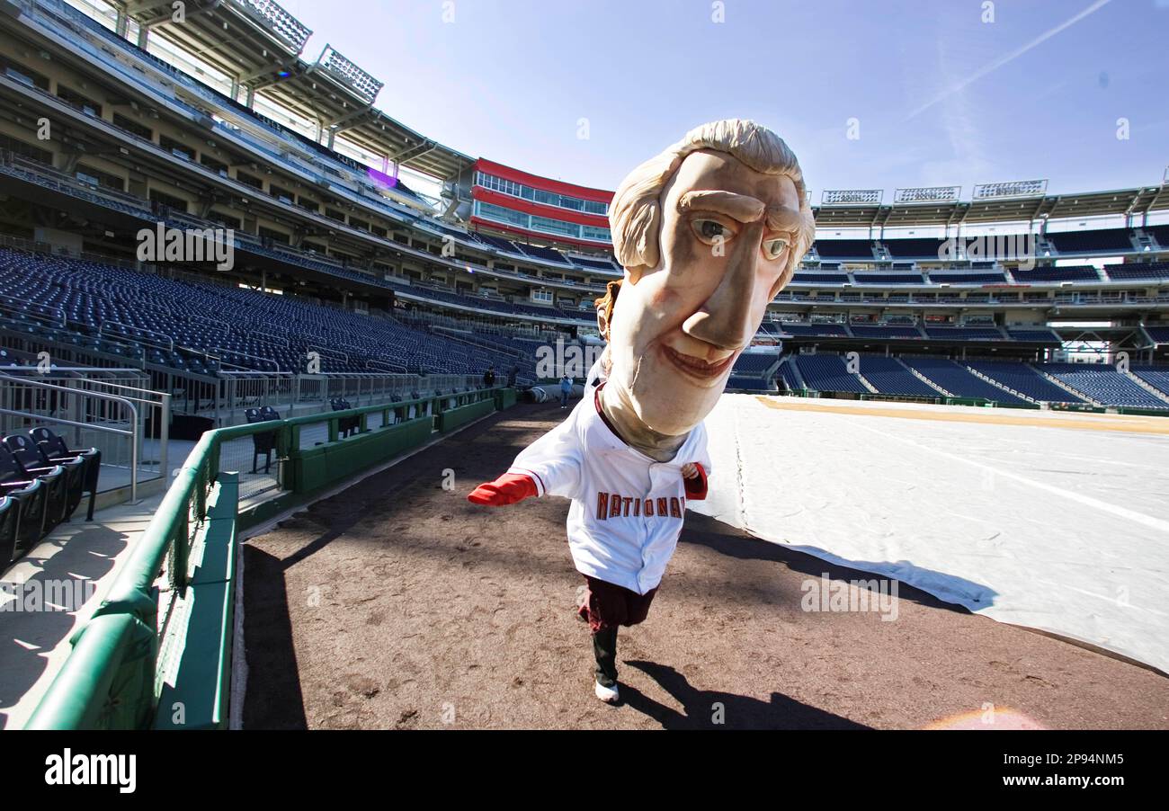 Contestant Karleen, donning the mask of President Thomas Jefferson, runs back to centerfield, during the tryout for Washington Nationals 2009 GEICO Racing Presidents at Nationals Park, Sunday, Feb. 15, 2009, in Washington. Abe, George, Tom and Teddy are the 12-foot oversized mascots that race during the fourth inning of each Nationals home game. (AP Photo/Manuel Balce Ceneta) Banque D'Images