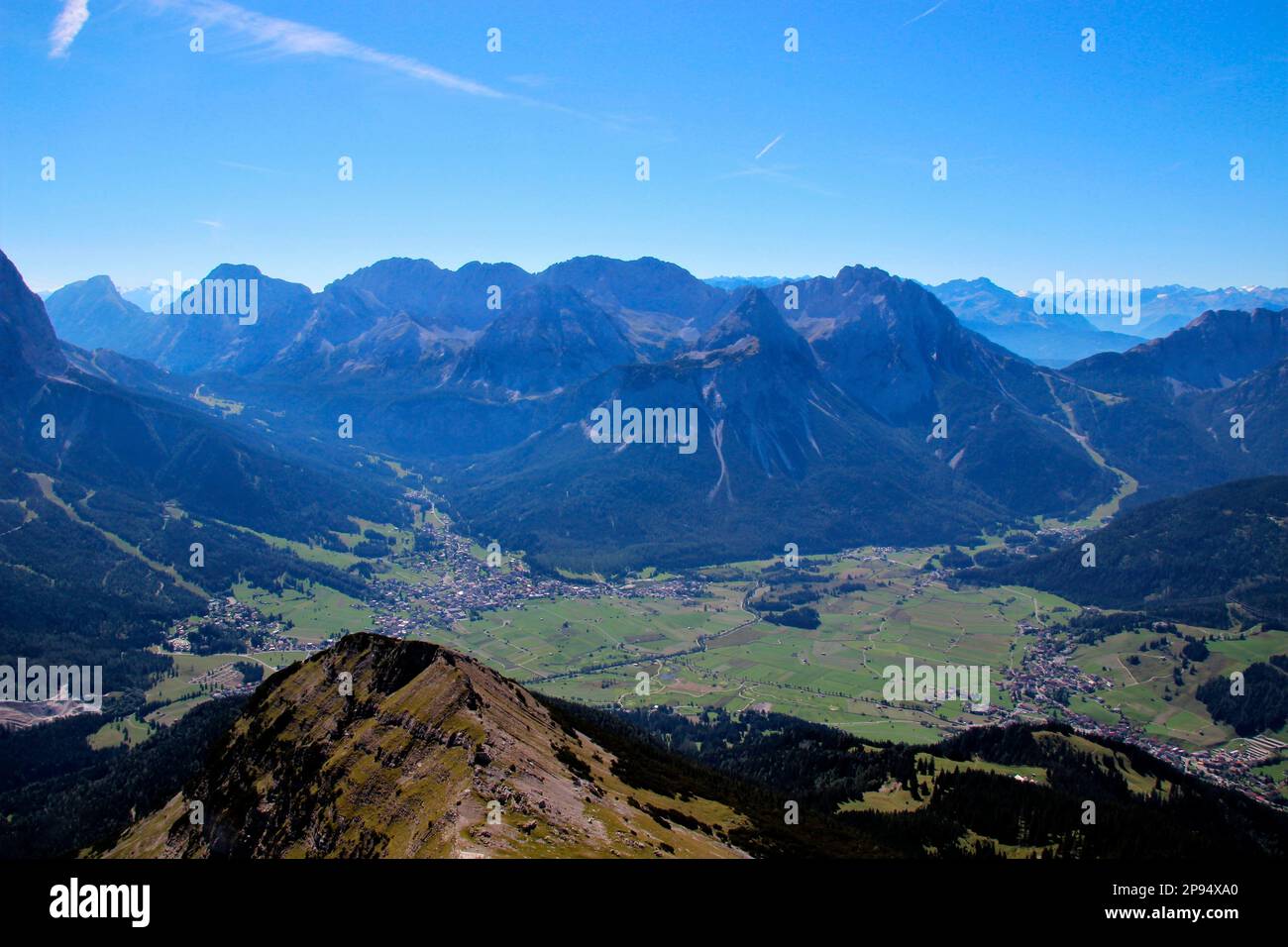 Vue du sommet de Daniel (2340m), sur Ehrwald et la chaîne Mieminger Berg a quitté le Hohe Munde, au milieu le Hochplattig (2768m) Lermoos, Zugspitzarena, Tirol, Autriche Banque D'Images