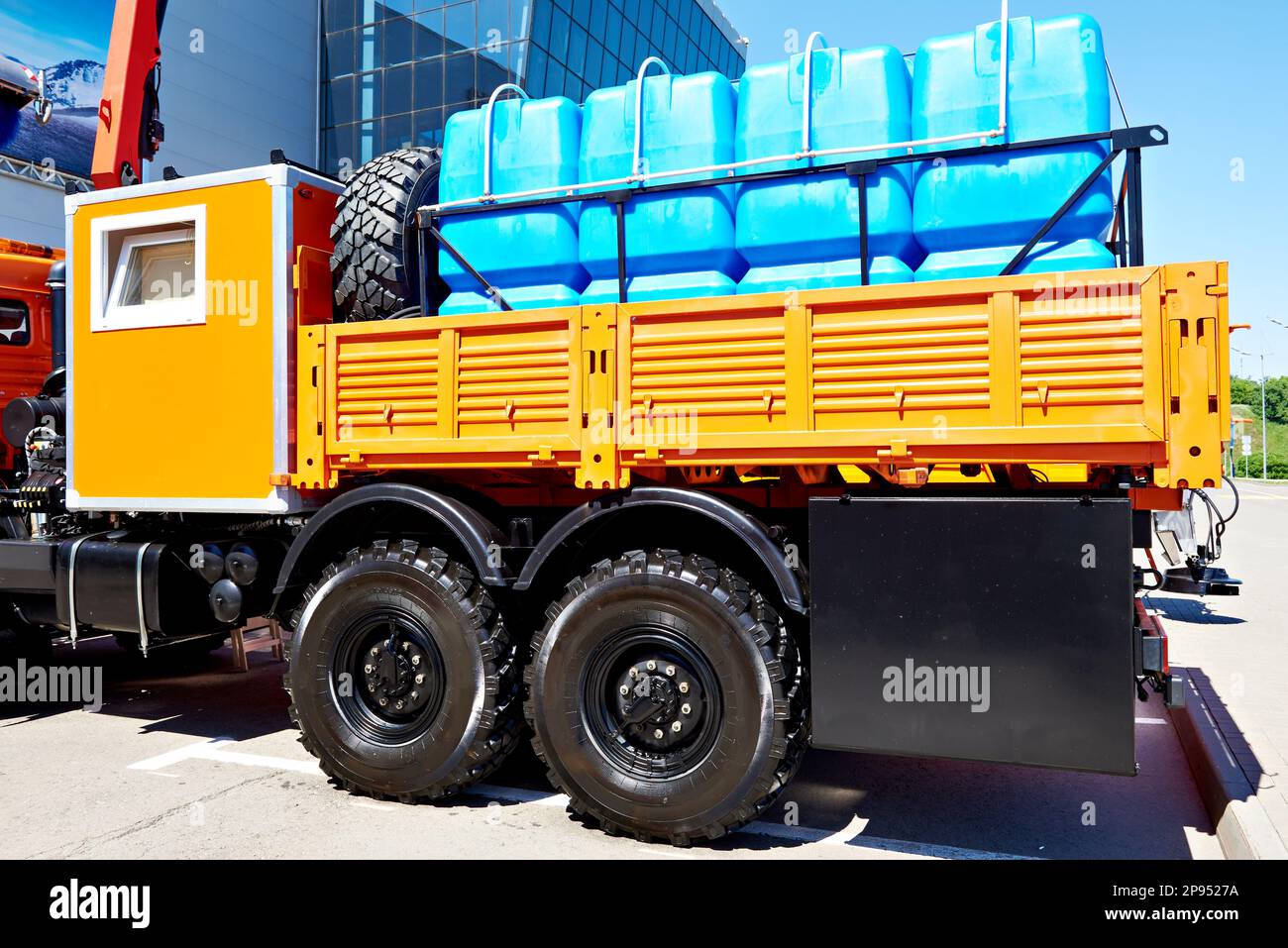 Camion avec des bidons d'eau Banque D'Images