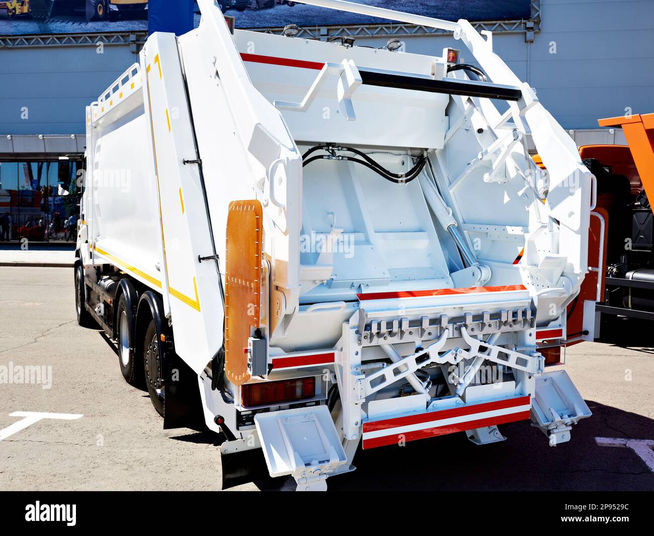 Nouveau camion à ordures blanc moderne Banque D'Images