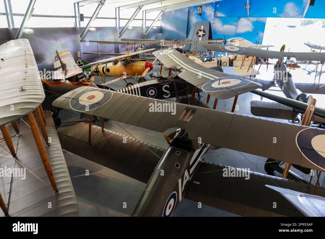 Le hangar Vintage Aviator Ltd à Hood Aerodrome, Masterton, Nouvelle-Zélande avec les avions authentiques et de reproduction de la première Guerre mondiale. Biavions de la grande Guerre Banque D'Images