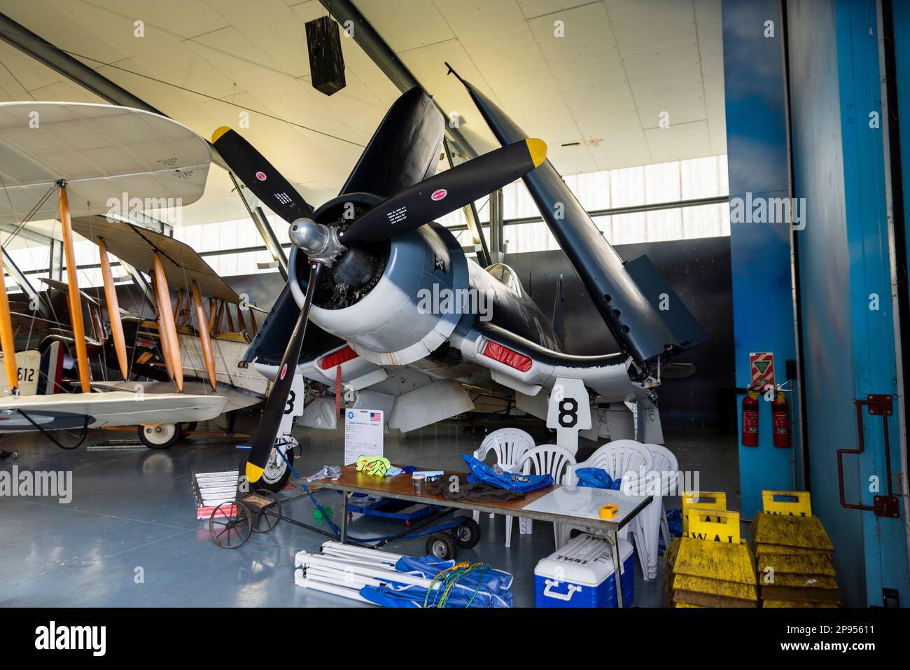 Goodyear FG-1 Corsair ZK-COR dans le hangar Vintage Aviator Ltd à Hood Aerodrome, Masterton, Nouvelle-Zélande. Vought F4U Corsair par l'usine Goodyear Banque D'Images