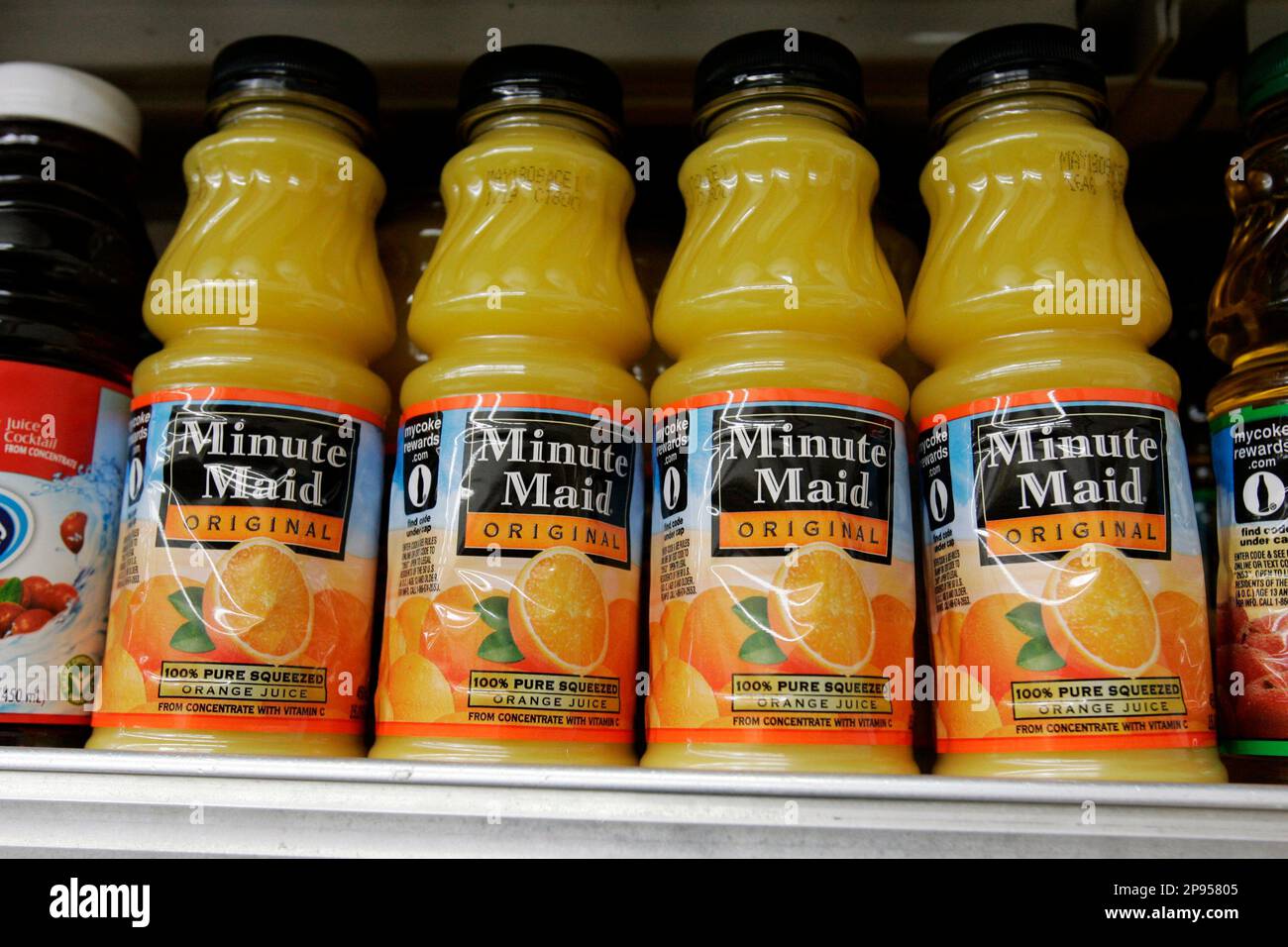 Minute Maid orange juice drinks are on display at JJ&F Market in in Palo Alto, Calif., Monday, Feb. 9, 2009. Minute Maid parent company is Coca-Cola Company. The Coca-Cola Co. said Thursday its fourth-quarter profit fell 18 percent as it dealt with the global recession and volatility in the currency markets. (AP Photo/Paul Sakuma) Banque D'Images