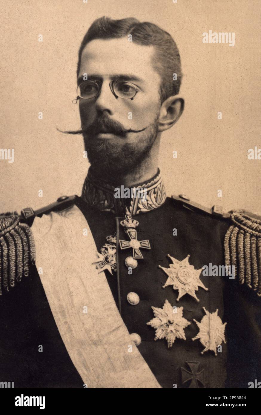 1895 c, SUÈDE : le prince de Suède et de Norvège futur roi GUSTAV V ( 1858 - 1950 ), fut roi de Suède de 1907 jusqu'à sa mort . Il était le fils aîné du roi Oscar II ( 1829 - 1907 ) de Suède et de Norvège et de Sophia de Nassau de Luxembourg . Il épousa la princesse Victoria de Baden en 1881, petite-fille de Sofia de Suède. - Maison DE BERNADOTTE - SVEZIA - NORVEGIA - royalties - nobili - nobiltà - portrait - ritratto - Gustaf - baffi - moustache - uniforme militaire - divisa uniforme militare - médailles - medaglie - occhiali - pince-nez - verres --- Archivio GBB Banque D'Images