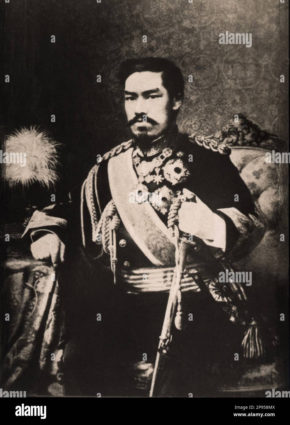 1880 c, JAPON : l'empereur du Japon MUTSUHITO ( empereur Meiji , 1852 - 1912 ) , était l'empereur du Japon de 122nd selon l'ordre traditionnel de la succession, régnant de 3 février 1867 jusqu'à sa mort . - REALI - nobiltà - NOBLESSE - ROYAUTÉ - HISTOIRE - FOTO STORICHE - BELLE EPOQUE - GIAPPONE - Imperatore - BELLE EPOQUE - bachigi - moustache - médailles - medaglie - decorazioni - uniforme divisa militare - spada - épée --- Archivio GBB Banque D'Images