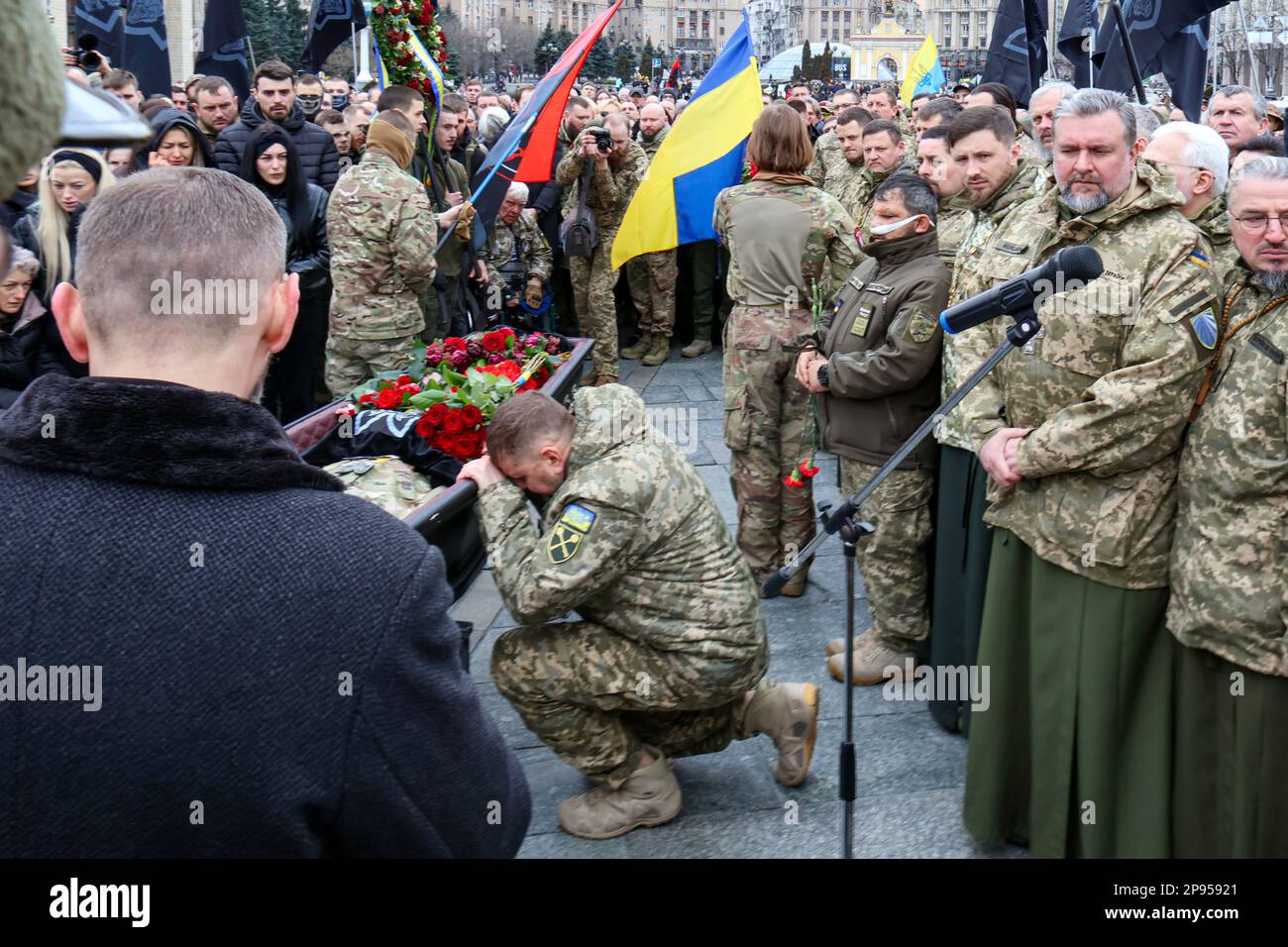 KIEV, UKRAINE - LE 10 MARS 2023 - Commandant en chef des forces armées d'Ukraine Valerii Zaluzhnyi (C) rend ses derniers respects à Hero of Ukraine, commandant du bataillon mécanisé de 1st de la brigade mécanisée séparée de 67th, le Junior Lieutenant Dmytro Kotsiubalio (nom de guerre 'da Vinci'), Qui a été tué en action près de Bakhmut, dans la région de Donetsk, à 7 mars, lors de la cérémonie commémorative à Maidan Nezalezhnosti pour la cérémonie commémorative, Kiev, capitale de l'Ukraine. Banque D'Images