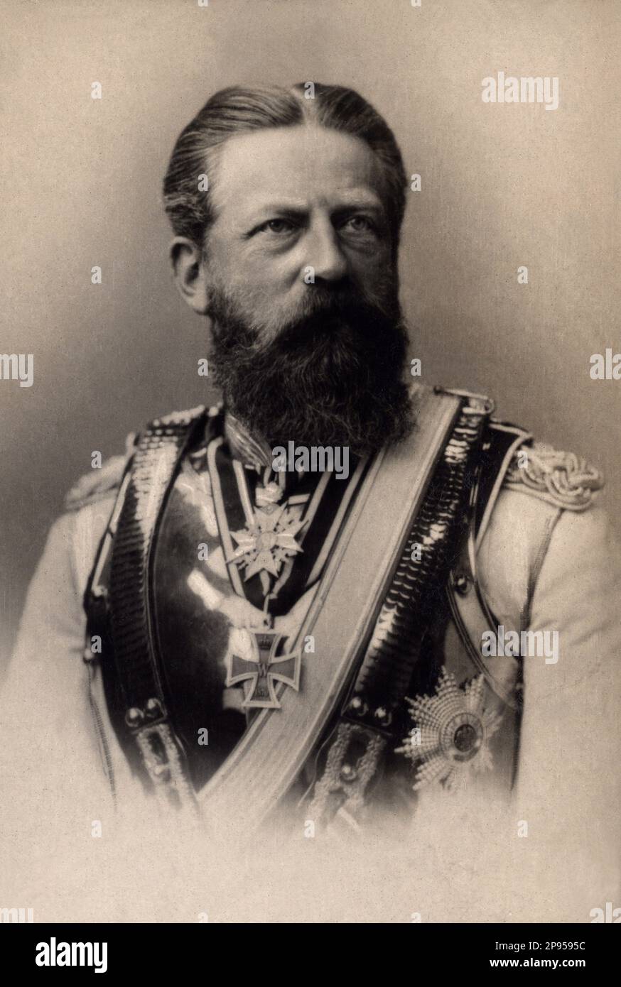 1888 c, ALLEMAGNE : le Kaiser FREDERICK III ( 1831 - 1888 ) HOHENZOLLERN , père de Kaiser Wilhelm II ( Guglielmo II ) , roi de Prusse, empereur d'Allemagne ( 1859 - 1941 ) , petit-fils de la reine Victoria d'Angleterre . Frederick William (comme il était connu avant qu'il ait pris le trône), fils du prince Guillaume de Prusse et de la princesse Augusta de Saxe-Weimar. En 1858, Frederick William épousa la princesse Victoria ( Vicky ) de Grande-Bretagne et d'Irlande, la fille aînée de la reine Victoria d'Angleterre et du prince Albert de Saxe-Coburg et Gotha . Le couple avait huit enfants . - REALI - ROYALTIES - NOBLESSE Banque D'Images