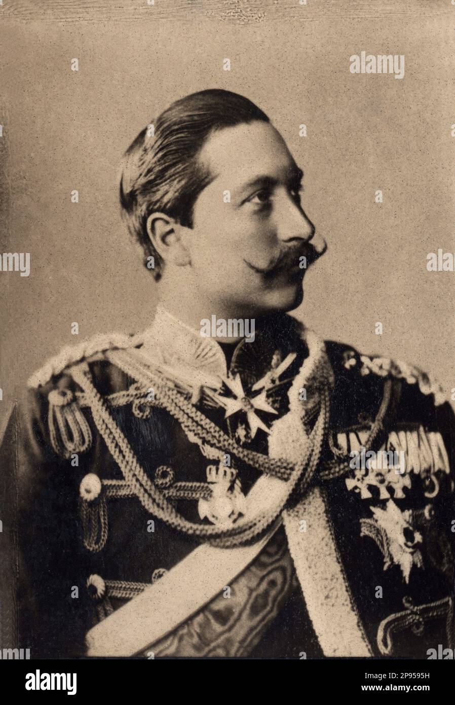 1890 c, ALLEMAGNE : le Kaiser WILHELM II ( Guglielmo II ) HOHENZOLLERN , roi de Prusse, empereur d'Allemagne ( Potsdam 1859 - Doopr , Hollande 1941 ) , petit-fils de la reine Victoria d'Angleterre . - REALI - ROYALTIES - NOBILTÀ - médailles - medaglie - medaglia - uniforme militaire - divisa militare - profilo - profil - collier - colletto - BELLE ÉPOQUE - bachii - moustache --- Archivio GBB Banque D'Images