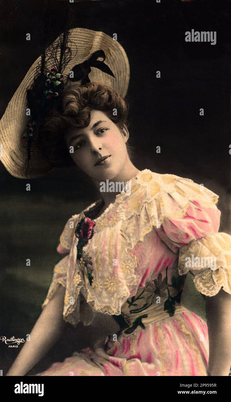 1895 , FRANCE : l'actrice française de la Comédie française MARTHE REGNIER ( 1880 - 1967 ), photo de Reutlinger , Paris . - Atrice - TEATRO - THÉÂTRE - THÉÂTRE - DIVA - DIVINA - Costume teatrale - Cappelo - chapeau - pizzo - dentelle - chignon - BELLE EPOQUE --- Archivio GBB Banque D'Images