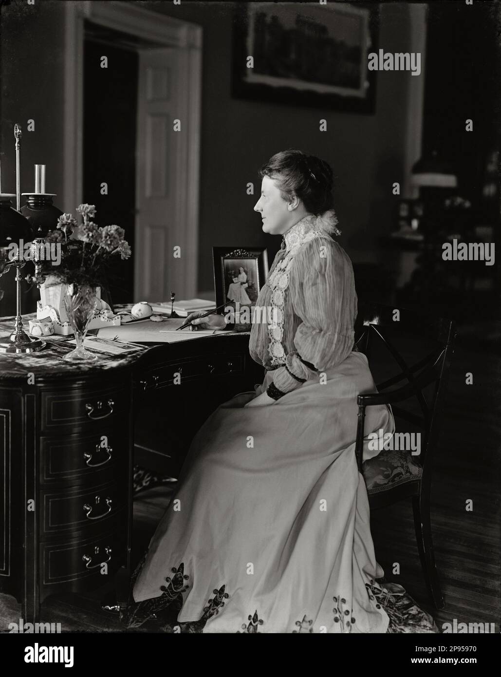 1905 c, Etats-Unis : Edith Kermit Carow Roosevelt ( 1861 – 1948 ), deuxième femme des Etats-Unis Le Président Theodore Roosevelt ( 1858 - 1919 ), a été la première Dame des États-Unis de 1901 à 1909 . Photo de Levin Handy . - Presidente della Repubblica - USA - ritrato - profilo - profile - scrittoio - scrivania - Desk - UNITED STATES - Belle Epoque --- Archivio GBB Banque D'Images