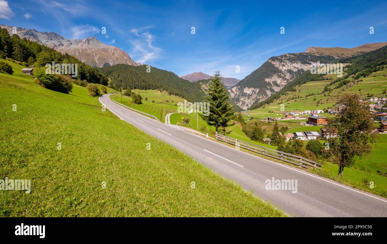 Nauders (Tyrol, Autriche) est situé au bout du Finstermunzpass, dans une haute vallée des Alpes de l'Ötztal. Les frontières suisse et italienne sont proches. Banque D'Images