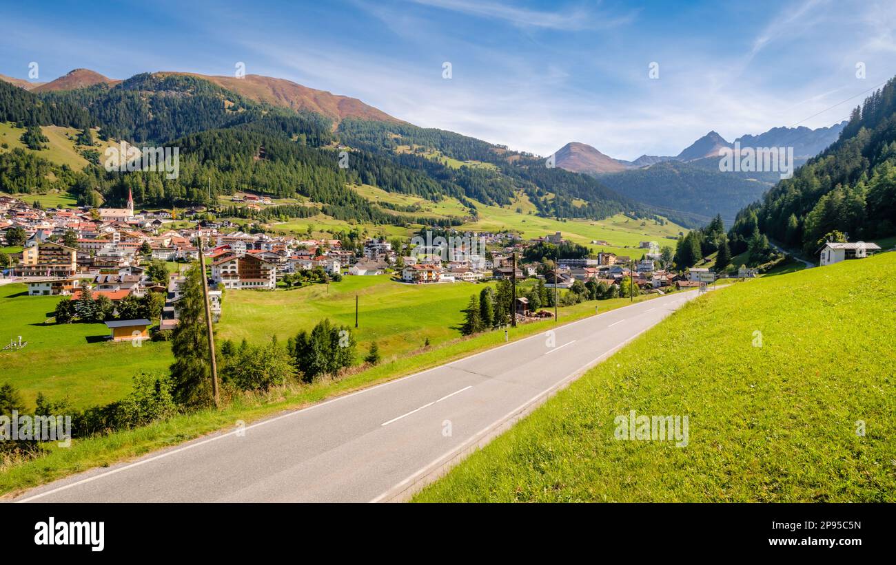 Nauders (Tyrol, Autriche) est situé au bout du Finstermunzpass, dans une haute vallée des Alpes de l'Ötztal. Les frontières suisse et italienne sont proches. Banque D'Images
