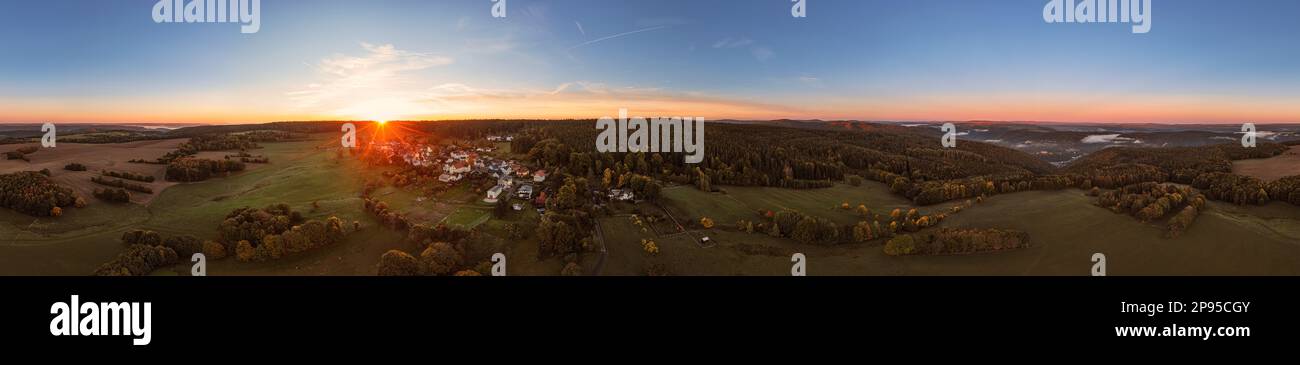 Allemagne, Thuringe, Saalfelder Höhe, Burkersdorf, village, Schwarzburg (arrière-plan), forêt, prairies de montagne, montagnes, vallées, paysage, lever de soleil, vue d'ensemble, partiellement contre-jour, photo aérienne, panorama 36ö° Banque D'Images