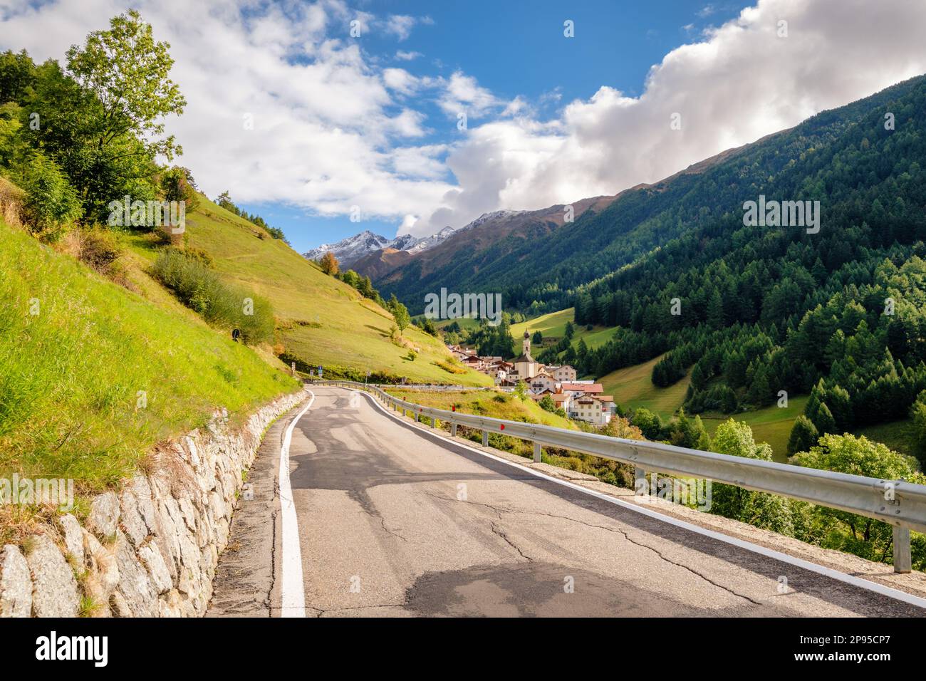 À la limite ouest des Alpes de l'Ötztal et au nord de Malles, dans la vallée du Planol, se trouve le village de Planol situé à près de 1 600m. Banque D'Images