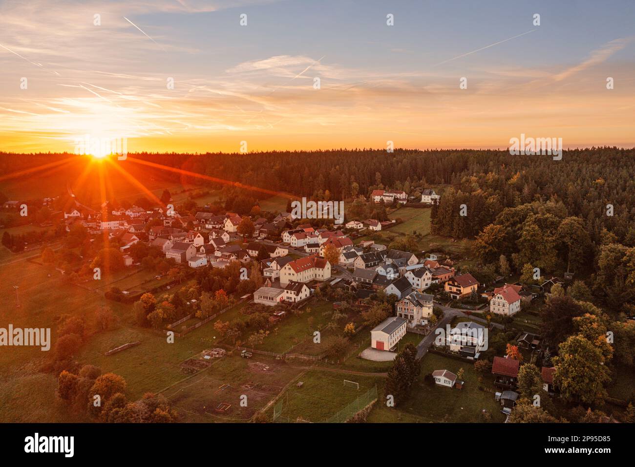 Allemagne, Thuringe, Saalfelder Höhe, Burkersdorf, village, jardins, forêt, lever du soleil, vue d'ensemble, photo aérienne, rétroéclairage Banque D'Images