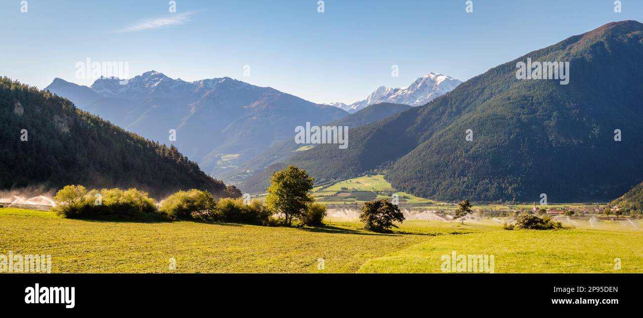 Le puissant groupe de montagne d'Ortler dans le Val Venosta (Tyrol du Sud, Italie). C'est la montagne la plus haute des Alpes orientales en dehors de la chaîne de Bernina. Banque D'Images