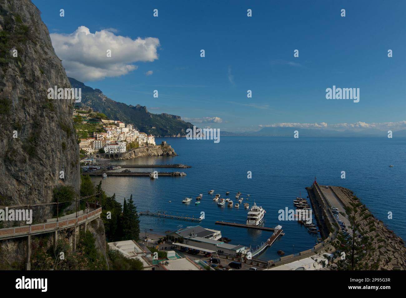 La ville côtière italienne d'Amalfi vue de la colline voisine. Côte amalfitaine, Italie Banque D'Images